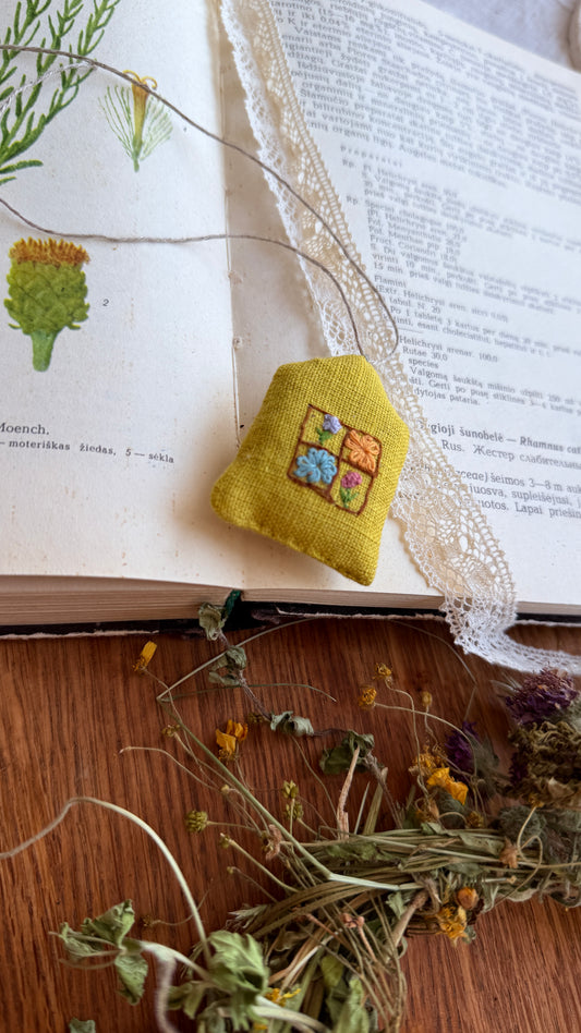 Mini pagalvėlė "Žydi tavo namai"