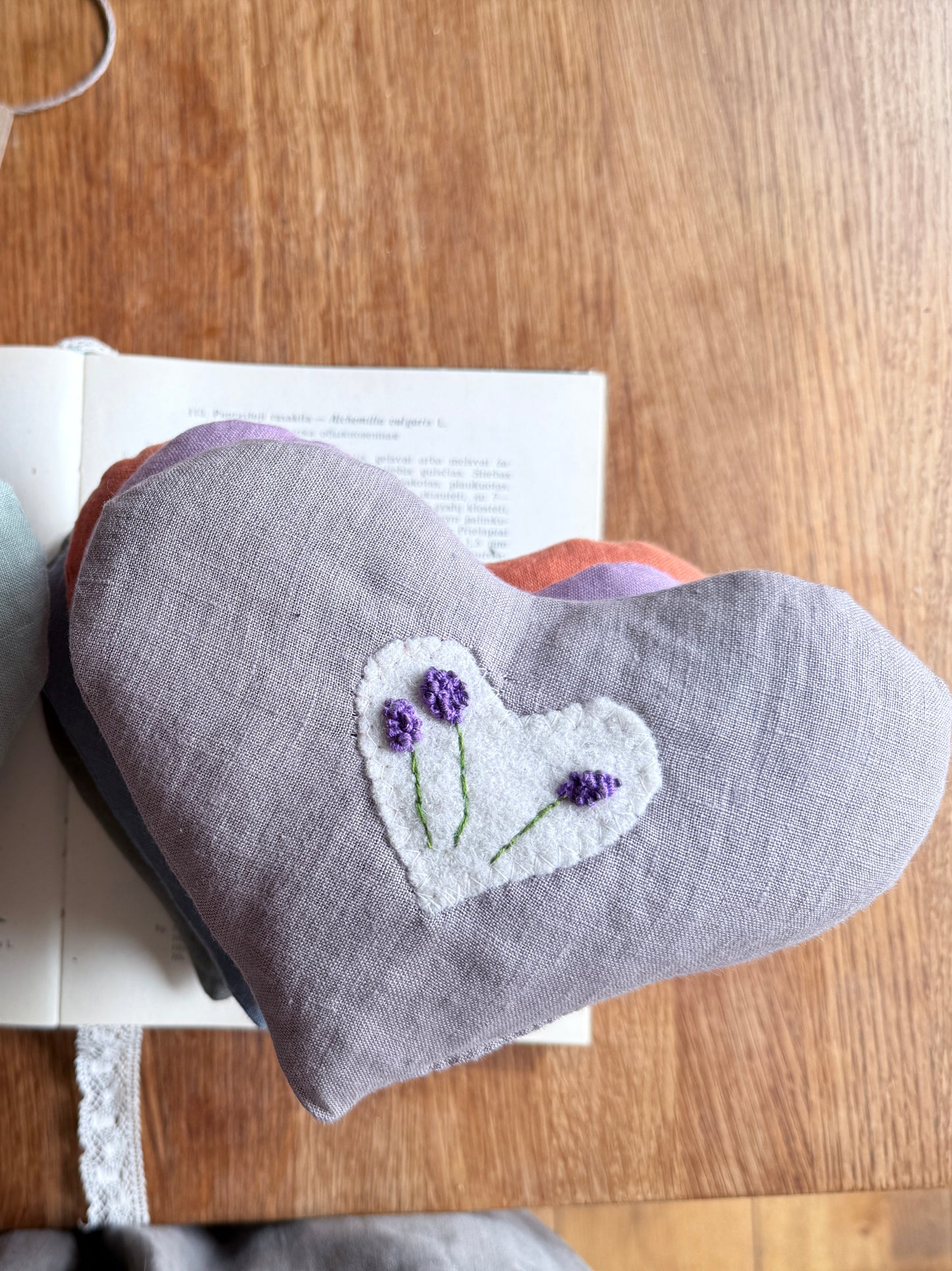 Akių relaksacinė pagalvėlė „Violetinė širdis su siuvinėtomis levandomis”