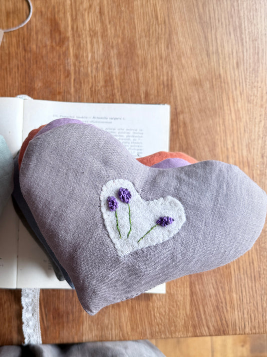 Akių relaksacinė pagalvėlė „Violetinė širdis su siuvinėtomis levandomis”
